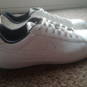 Men's white nike shoes size 9.5